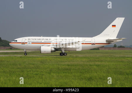 Stoccarda/Germania juni 12 2012: Airbus 310 dal tedesco Air Force all'Aeroporto di Stoccarda. Foto Stock