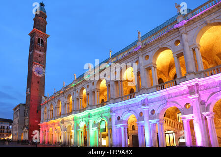 Monumento storico in stile classico con multi-luci colorate nella storica città di Vicenza in Italia settentrionale Foto Stock