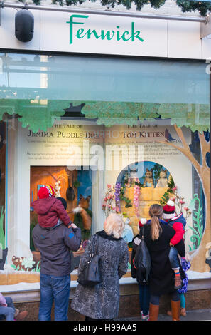 Fenwick della finestra del display di Natale 2016, basato sul lavoro di Beatrice Potter, Newcastle upon Tyne, England, Regno Unito Foto Stock