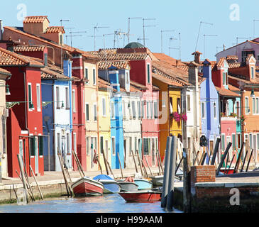 Colorfully case dipinte su Canal nell isola di Burano vicino a Venezia nel nord Italia Foto Stock