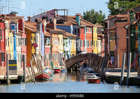 Colorfully case dipinte e di un ponte sul canale in isola di Burano vicino a Venezia nel nord Italia Foto Stock