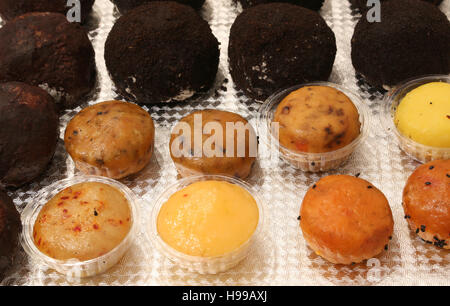 Favolosi dessert fatti di formaggio e cioccolato in vendita in stallo di prodotti tipici italiani Foto Stock