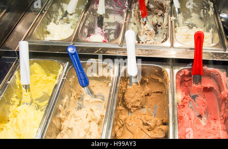 Il gelato in molti sapori in vendita presso il gelato italiano shop Foto Stock