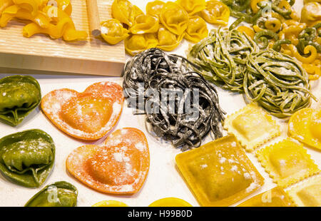 Pasta italiana e tortelli a forma di cuore fatta con uova e farina Foto Stock