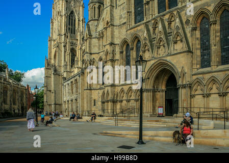 Le persone che visitano una di Yorks maggiori attrazioni York Minster nella città di York Yorkshire Inghilterra Foto Stock