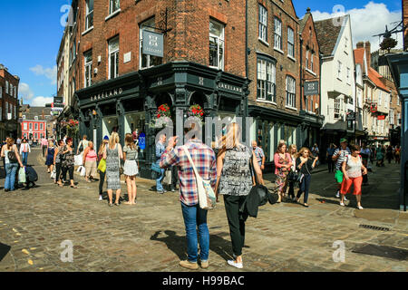 La gente del posto,turisti e visitatori godendo una giornata in giro per la città vecchia di York Yorkshire Inghilterra Foto Stock