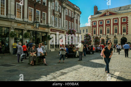 La gente del posto,turisti e visitatori godendo una giornata in giro per la città vecchia di York Yorkshire Inghilterra Foto Stock