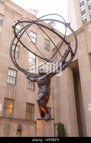 Il Rockefeller Center Statua di Atlas, Fifth Avenue, Manhattan, New York City, Stati Uniti d'America. Foto Stock