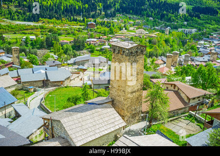 Il modo migliore per trascurare Mestia è quello di scegliere alcuni degli svan torri, salire alla sua sommità e godere di vedute, Svaneti superiore, Georgia. Foto Stock