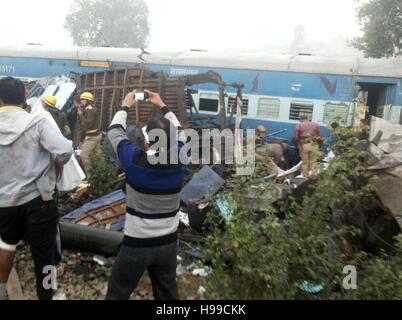 Di Allahabad, India. Xx Nov, 2016. Gli operatori di soccorso sul lavoro dopo Indore-RajendraNager Express deragliato alla stazione Pokhraya vicino Kanpur. Credito: Prabhat Kumar Verma/Pacific Press/Alamy Live News Foto Stock