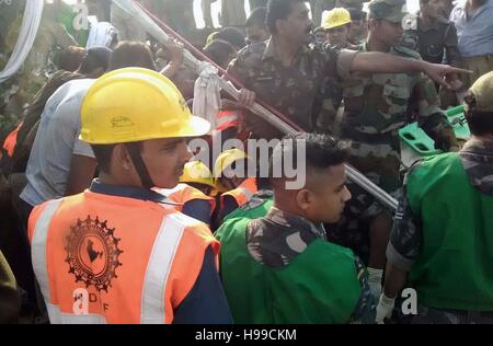 Di Allahabad, India. Xx Nov, 2016. Gli operatori di soccorso sul lavoro dopo Indore-RajendraNager Express deragliato alla stazione Pokhraya vicino Kanpur. Credito: Prabhat Kumar Verma/Pacific Press/Alamy Live News Foto Stock