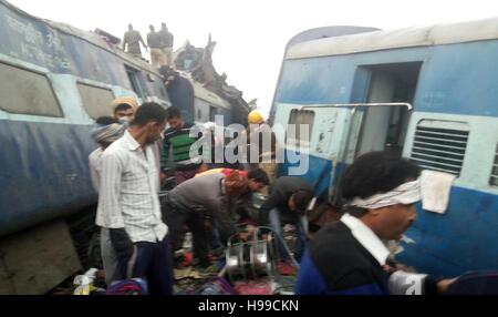 Di Allahabad, India. Xx Nov, 2016. Gli operatori di soccorso sul lavoro dopo Indore-RajendraNager Express deragliato alla stazione Pokhraya vicino Kanpur. Credito: Prabhat Kumar Verma/Pacific Press/Alamy Live News Foto Stock