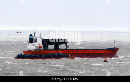 Una guardia costiera elicottero assiste alla scena in cui almeno cinque membri di equipaggio sono stati evacuati dal carico di una nave che ha entrato in difficoltà nel canale al largo di Dover, come tempesta Angus ha colpito il Regno Unito con raffiche anticipato per arrivare fino a 80km/h. Foto Stock