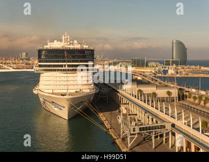 Norwegian Epic nave da crociera ormeggiata al porto di Barcellona con skyline in background Foto Stock