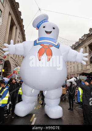 Il 'Stay uomo dei marshmallow gonfiabile" dal film 'Ghostbusters' alla seconda annuale di Natale Hamleys Toy Parade su Regent Street, Londra centrale. Foto Stock