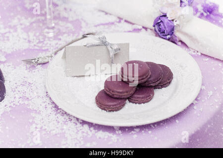 Viola macarons sulla piastra Foto Stock