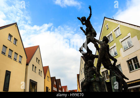 Tetti a capanna e fontana figure nella Città Vecchia Ellwangen, Germania Foto Stock