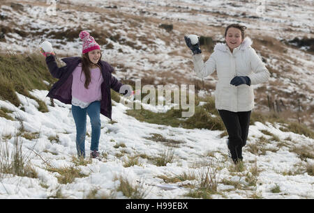 Nota: il permesso dei genitori dato Giulia Ba (sinistra) e Francesca Ba godere di una lotta con le palle di neve nei pressi di Brun Clough serbatoio nel Parco Nazionale di Peak District, nel West Yorkshire, come gli avvisi meteo sono a posto dopo la tempesta Angus, il primo denominato storm della stagione, hanno causato allagamenti e caos per i servizi di emergenza quando si ha colpito il Regno Unito con raffiche anticipato per arrivare fino a 80km/h. Foto Stock