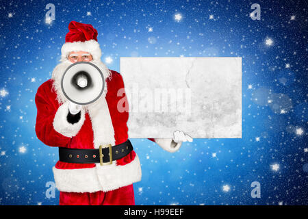 Classico tradizionale rosso bianco santa claus rendendo gridando forte annuncio con bullhorn megafono concreto segno di pietra nella sua altra mano nella parte anteriore del Foto Stock