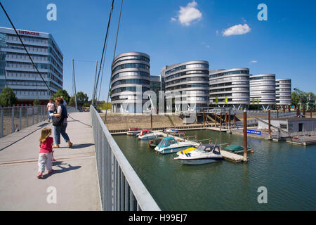 Germania, la zona della Ruhr, Duisburg, ufficio edificio cinque imbarcazioni presso il Innenhafen, Buckel bridge. Foto Stock