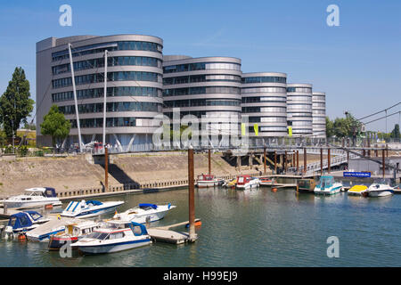 Germania, la zona della Ruhr, Duisburg, ufficio edificio cinque imbarcazioni presso il Innenhafen, Buckel bridge. Foto Stock