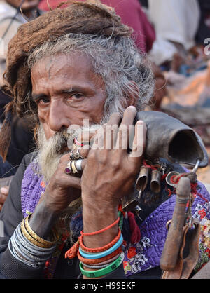 Il pakistan. Xx Nov, 2016. Il pakistan devoti raccogliere vicino al santuario di santo Musulmano Hazrat Ali Bin Usman Al-Hajveri, noto anche come dati di Hazrat Ganj Bakhsh, durante i tre giorni di 973 annuale th 'Urs' o festa religiosa. I dati Ganj Bakhsh era un Sufi persiano e studioso nel XI secolo. Egli era nato a Ghazni, Afghanistan (990) durante l'impero Ghaznavid e regolate e morì a Lahore diffusione di Islam in Asia del Sud.L'evento commemora la morte di san Hajveri che era nato a l'anno islamico 400 AH, oltre un migliaio di anni fa nel decimo secolo era. Foto Stock