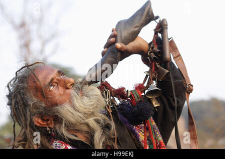 Il pakistan. Xx Nov, 2016. Il pakistan devoti raccogliere vicino al santuario di santo Musulmano Hazrat Ali Bin Usman Al-Hajveri, noto anche come dati di Hazrat Ganj Bakhsh, durante i tre giorni di 973 annuale th 'Urs' o festa religiosa. I dati Ganj Bakhsh era un Sufi persiano e studioso nel XI secolo. Egli era nato a Ghazni, Afghanistan (990) durante l'impero Ghaznavid e regolate e morì a Lahore diffusione di Islam in Asia del Sud.L'evento commemora la morte di san Hajveri che era nato a l'anno islamico 400 AH, oltre un migliaio di anni fa nel decimo secolo era. Foto Stock