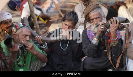 Il pakistan. Xx Nov, 2016. Il pakistan devoti raccogliere vicino al santuario di santo Musulmano Hazrat Ali Bin Usman Al-Hajveri, noto anche come dati di Hazrat Ganj Bakhsh, durante i tre giorni di 973 annuale th 'Urs' o festa religiosa. I dati Ganj Bakhsh era un Sufi persiano e studioso nel XI secolo. Egli era nato a Ghazni, Afghanistan (990) durante l'impero Ghaznavid e regolate e morì a Lahore diffusione di Islam in Asia del Sud.L'evento commemora la morte di san Hajveri che era nato a l'anno islamico 400 AH, oltre un migliaio di anni fa nel decimo secolo era. Foto Stock