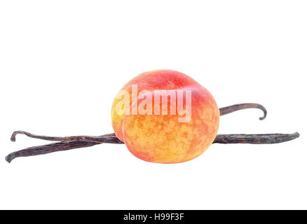 Composizione di baccelli di vaniglia con pesca matura isolata su sfondo bianco, decorazione per il tuo prodotto, close up Foto Stock