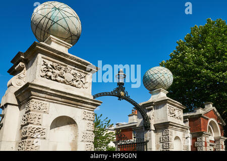 Il cancello di ingresso presso il Royal Naval College di Greenwich, London REGNO UNITO Foto Stock