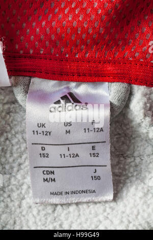 Etichetta di adidas in felpa con cappuccio realizzata in Indonesia - venduti nel Regno Unito Regno Unito, Gran Bretagna Foto Stock