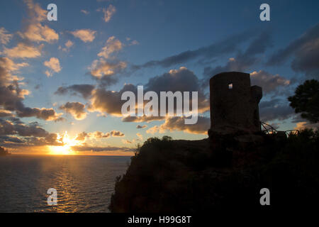 Maiorca Spagna Sunset Tower oltremare 'Mirador de Ses anime' Torre des Verger, Banyalbufar Tramuntana isole baleari Foto Stock