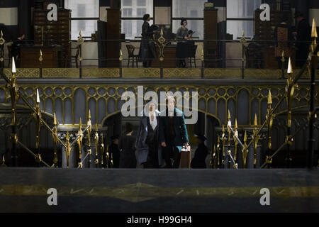 Fantastico bestie e dove trovarli è un imminente angloamericano fantasy film di fiction ispirata dal libro dello stesso nome da J. K. Rowling. Questa fotografia è per il solo uso editoriale ed è il copyright del film company e/o il fotografo assegnato dal film o società di produzione e può essere riprodotto solo da pubblicazioni in congiunzione con la promozione del film di cui sopra. Un credito per il film company è richiesto. Il fotografo deve anche essere accreditato quando noto. Foto Stock