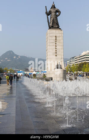 SEOUL - Ottobre 21, 2016: Statua di Ammiraglio Yi Sunsin su Gwanghwamun plaza a Seul, in Corea del Sud. Foto Stock