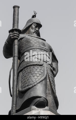 Statua di Ammiraglio Yi Sunsin su Gwanghwamun plaza a Seul, in Corea del Sud. Foto Stock