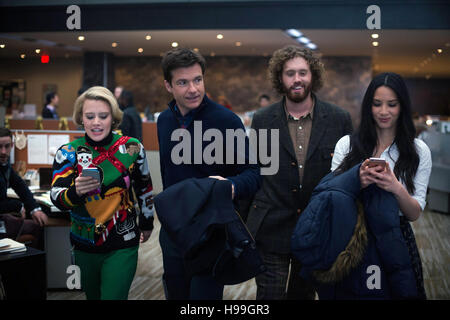 Office Christmas Party è un prossimo Natale americano commedia film diretto da Josh Gordon e Speck e scritto da Justin Malen e Laura Solon, basato su una storia da Jon Lucas e Scott Moore. Il film stars Jason Bateman, Olivia Munn, T. J. Miller, Jillian Campana, Courtney B. Vance, Kate McKinnon e Jennifer Aniston. Questa fotografia è per il solo uso editoriale ed è il copyright del film company e/o il fotografo assegnato dal film o società di produzione e può essere riprodotto solo da pubblicazioni in congiunzione con la promozione del film di cui sopra. Un credito per il fil Foto Stock