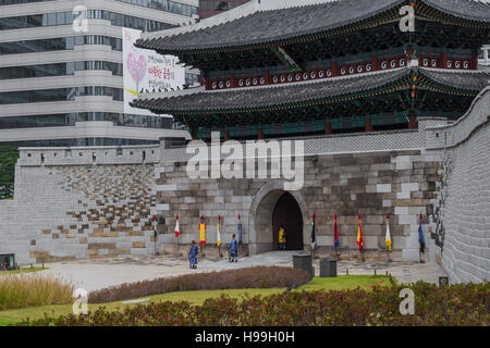 SEOUL - Ottobre 21, 2016: Sungnyemun gate (Mercato Namdaemun) a Seul, in Corea del Sud. Foto Stock