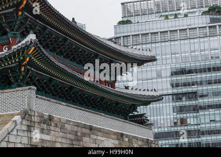 SEOUL - Ottobre 21, 2016: Sungnyemun gate (Mercato Namdaemun) a Seul, in Corea del Sud. Foto Stock