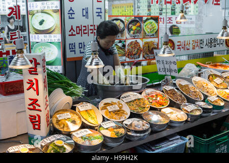 SEOUL - Ottobre 21, 2016: tradizionale mercato alimentare a Seul, in Corea. Foto Stock