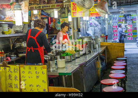 SEOUL - Ottobre 21, 2016: tradizionale mercato alimentare a Seul, in Corea. Foto Stock