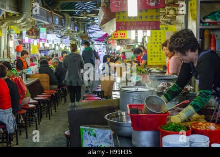 SEOUL - Ottobre 21, 2016: tradizionale mercato alimentare a Seul, in Corea. Foto Stock