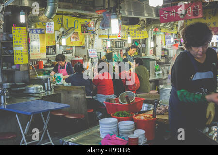 SEOUL - Ottobre 21, 2016: tradizionale mercato alimentare a Seul, in Corea. Foto Stock