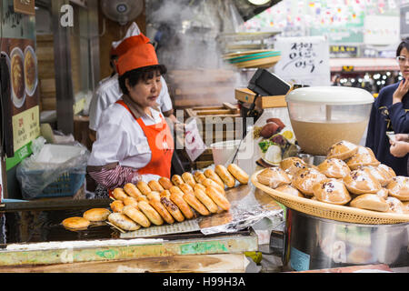 SEOUL - Ottobre 21, 2016: tradizionale mercato alimentare a Seul, in Corea. Foto Stock