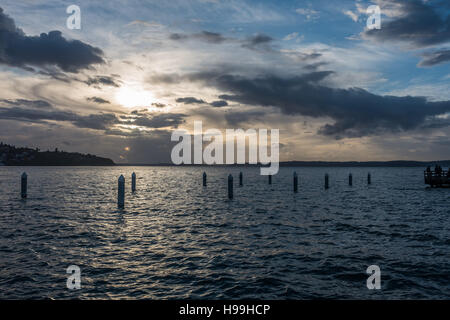 Il sole tramonta dietro le nuvole a Redondo Beach, Washington. Foto Stock