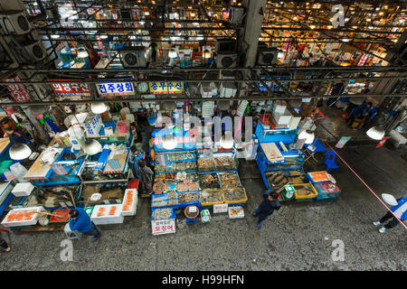 SEOUL - Ottobre 23, 2016: vista aerea di acquirenti a Noryangjin Pesca Mercato all'ingrosso della 24 Ore di mercato ha oltre 700 in stallo Foto Stock