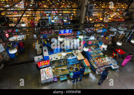 SEOUL - Ottobre 23, 2016: vista aerea di acquirenti a Noryangjin Pesca Mercato all'ingrosso della 24 Ore di mercato ha oltre 700 in stallo Foto Stock