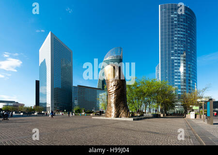 Grattacieli nel quartiere degli affari di La Defense a ovest di Parigi, Francia. La Defense è il più grande quartiere degli affari di Parigi in Francia e la maggior parte di larg Foto Stock