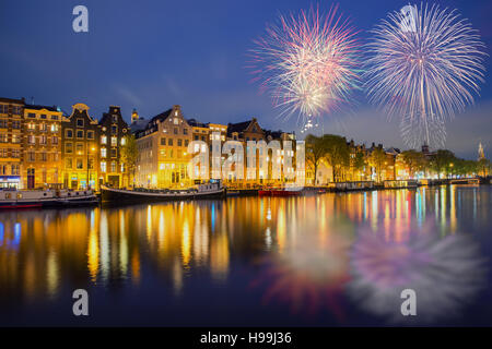 Notte Amsterdam city vista dei Paesi Bassi case tradizionali con il nuovo anno fuochi d'artificio in Amsterdam, Paesi Bassi Foto Stock