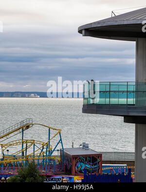 La donna prende la foto di Adventure Island dalla piattaforma di visualizzazione del lungomare di ascensore. Southend-on-Sea, Essex, Inghilterra Foto Stock