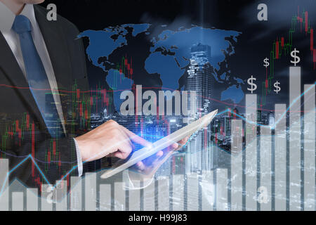 La doppia esposizione di imprenditore utilizzando il tablet con città e grafico finanziario. Attività di trading e piano finanziario Foto Stock